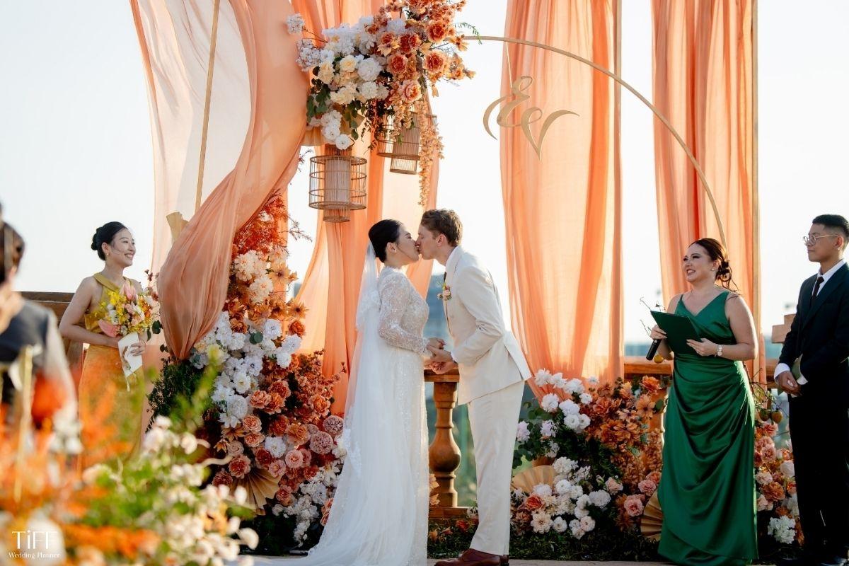 Một MC phù hợp có thể tạo nên sự khác biệt rõ rệt giữa một tiệc cưới “đúng quy trình” và một tiệc cưới thực sự chạm đến trái tim. (ẢNH: TIFF)