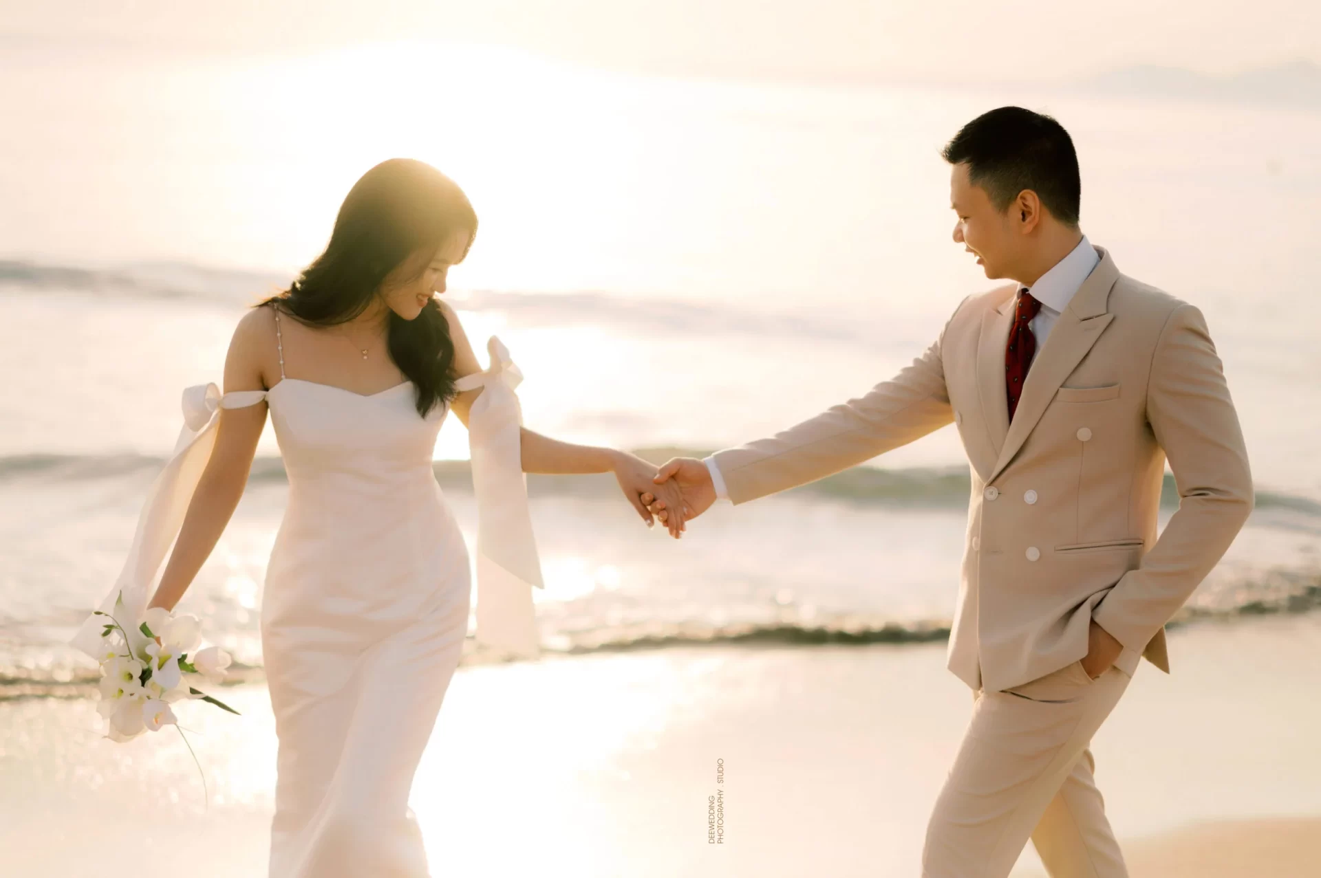 Pre wedding chụp ở bãi biển lãng mạn và lung linh (Ảnh: sưu tầm)