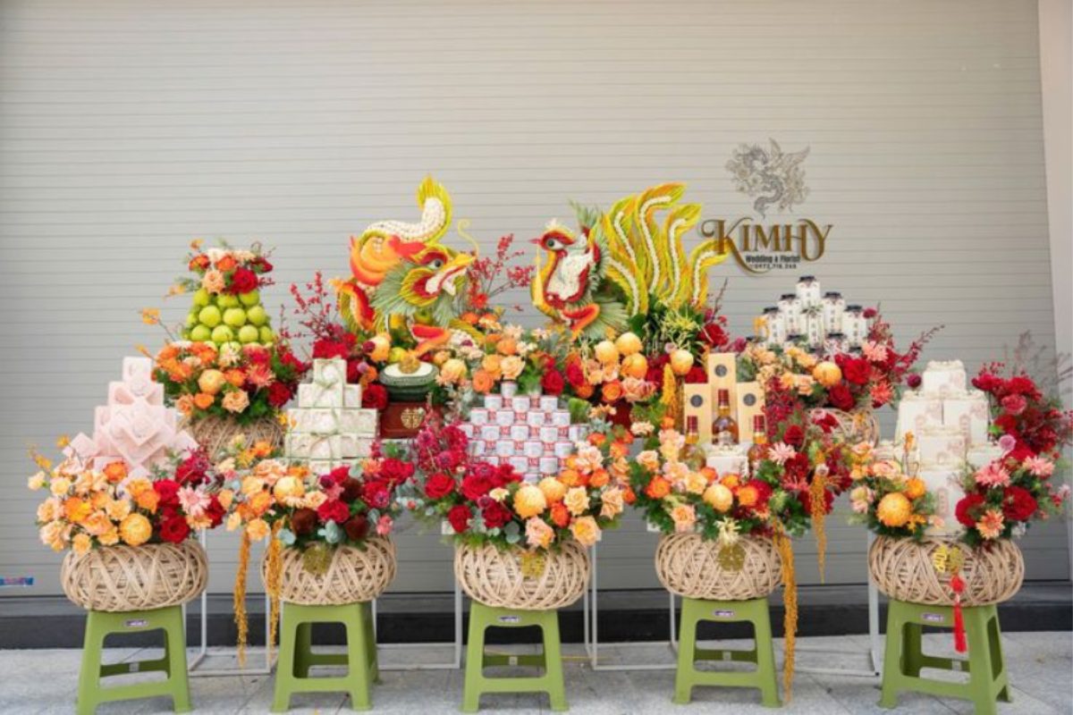 Tráp ăn hỏi hiện đại kết hợp hoa trang trí nhẹ nhàng, thanh lịch. (Ảnh: Sưu tầm) 