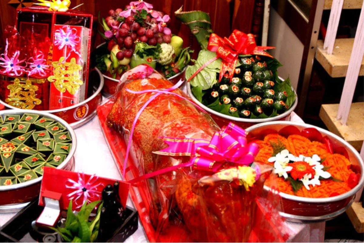 Mâm quả cưới truyền thống gồm trầu cau trái cây tươi và heo quay chuẩn phong tục Việt. (Ảnh: Sưu tầm)