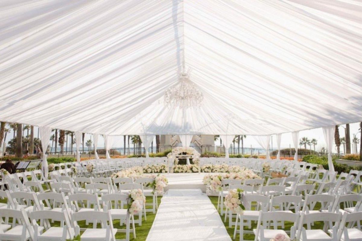 Rạp cưới ngoài trời với không gian mở, phù hợp cho những cặp đôi yêu thích sự tự do và lãng mạn. (Ảnh: Sưu tầm) 