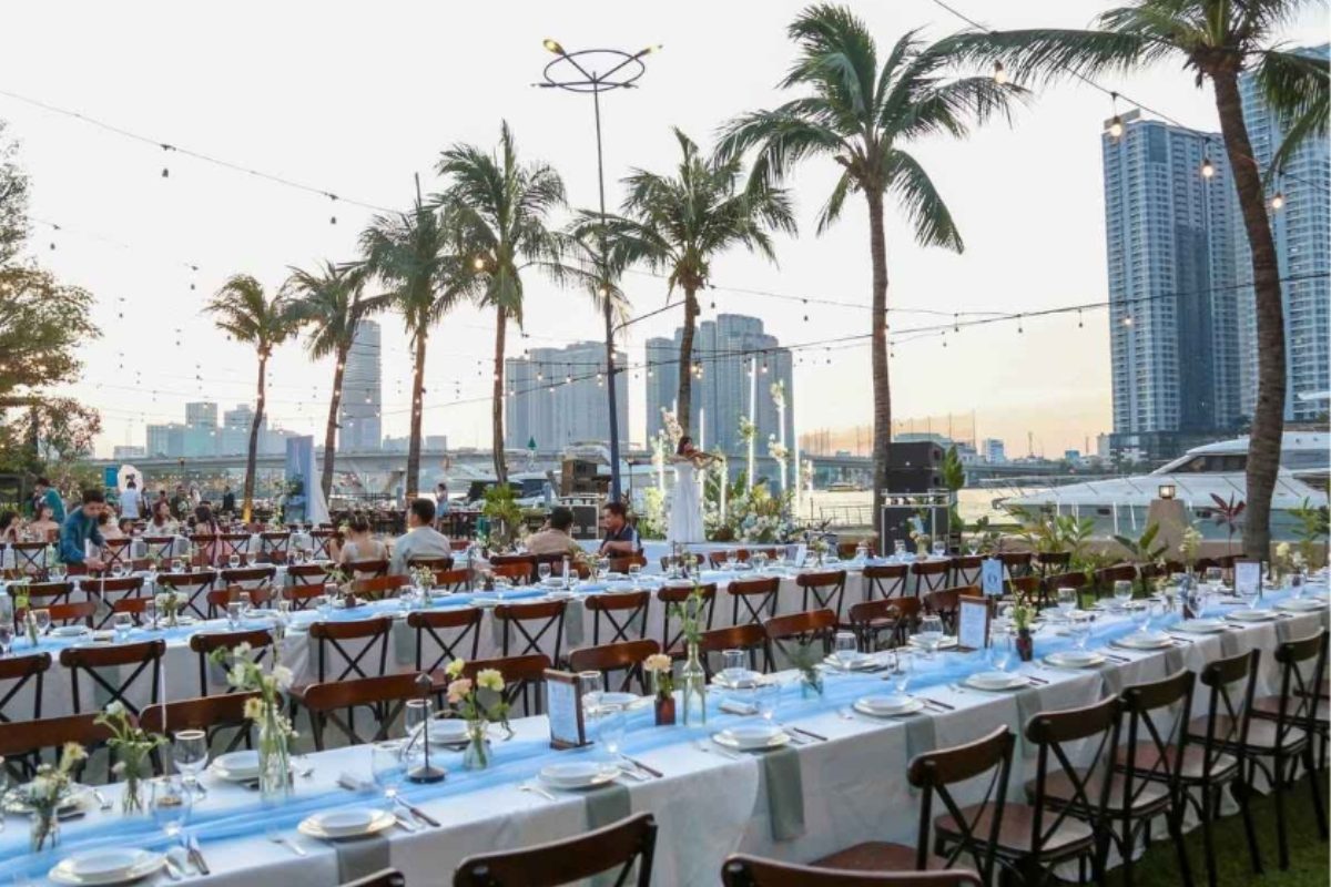 Bàn tiệc sát mép sông. (Ảnh: Sưu tầm)