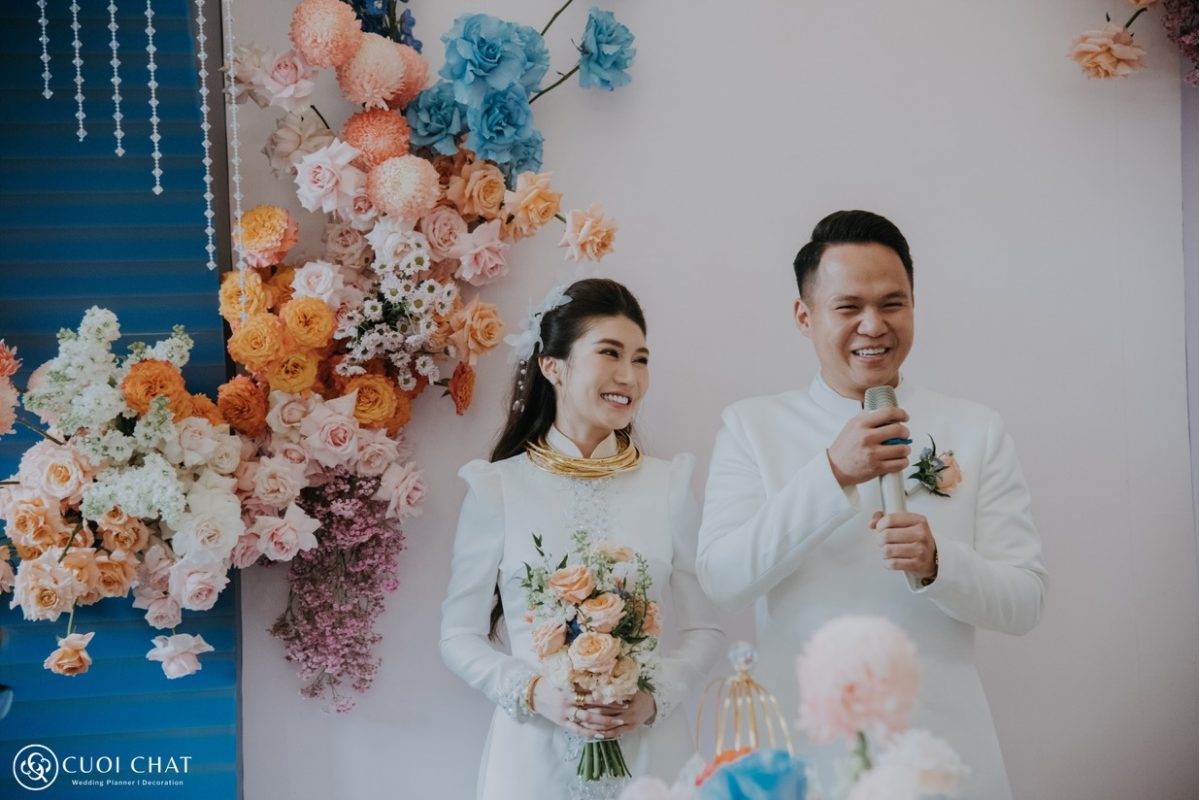 Bài phát biểu cần thể hiện sự trang trọng, tôn trọng phong tục và ghi nhận thành ý của nhà trai thông qua sính lễ/tráp ăn hỏi. (Ảnh: Cưới Chất)