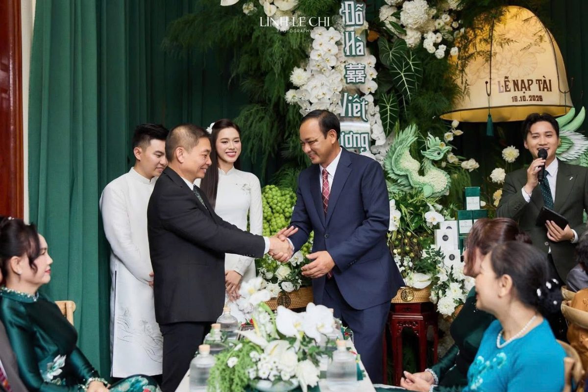 Lời phát biểu cần trang trọng, thể hiện tấm lòng thành kính và sự trân trọng đối với gia đình nhà gái (Ảnh: Sưu tầm)