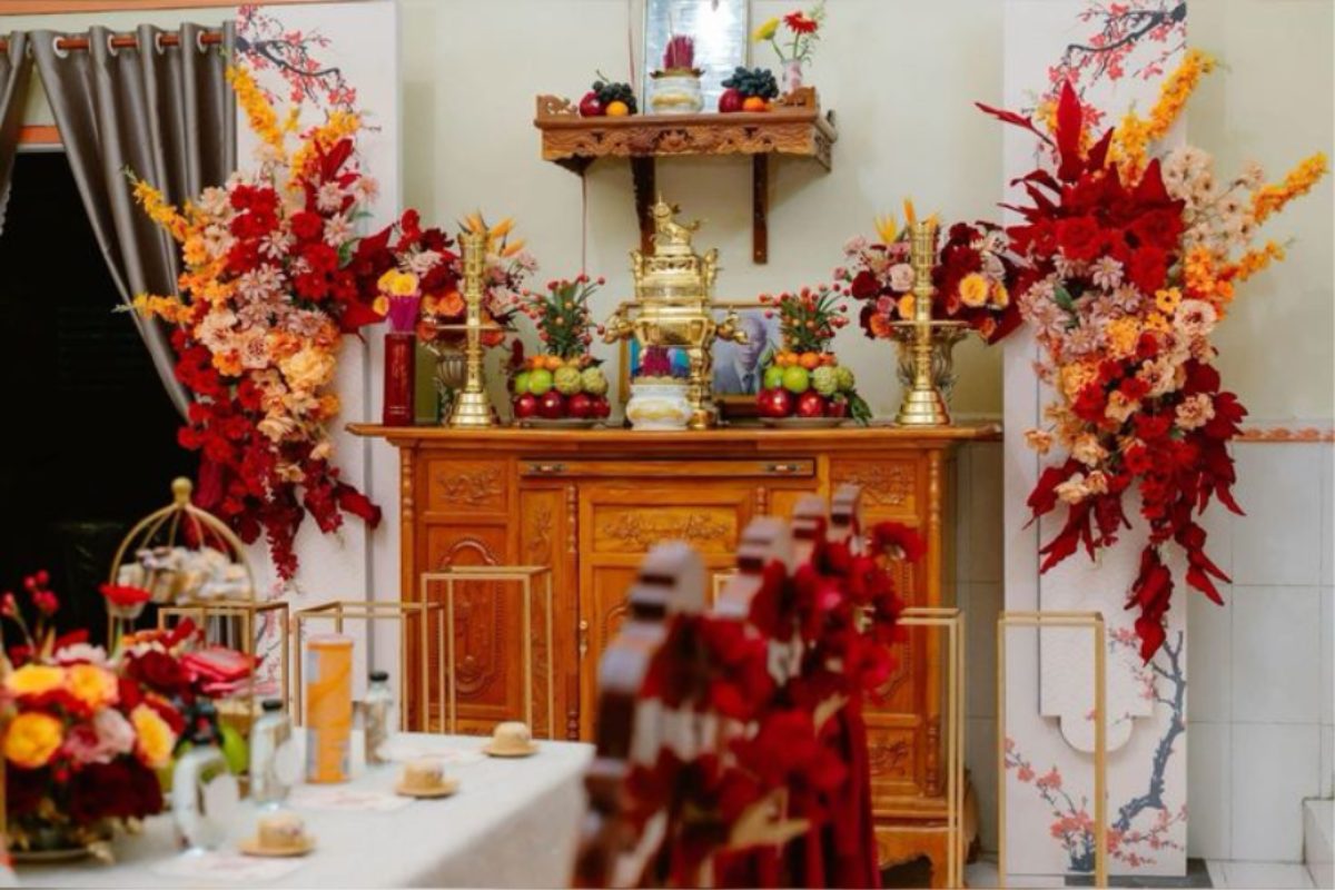 Hoa tươi tone sáng trang trí bàn thờ gia tiên. (Ảnh: Sưu tầm)