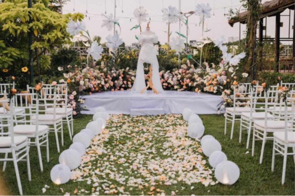 Tiệc cưới bên hồ bơi và bãi cỏ ven sông, decor gỗ mộc mạc. (Ảnh: Sưu tầm)