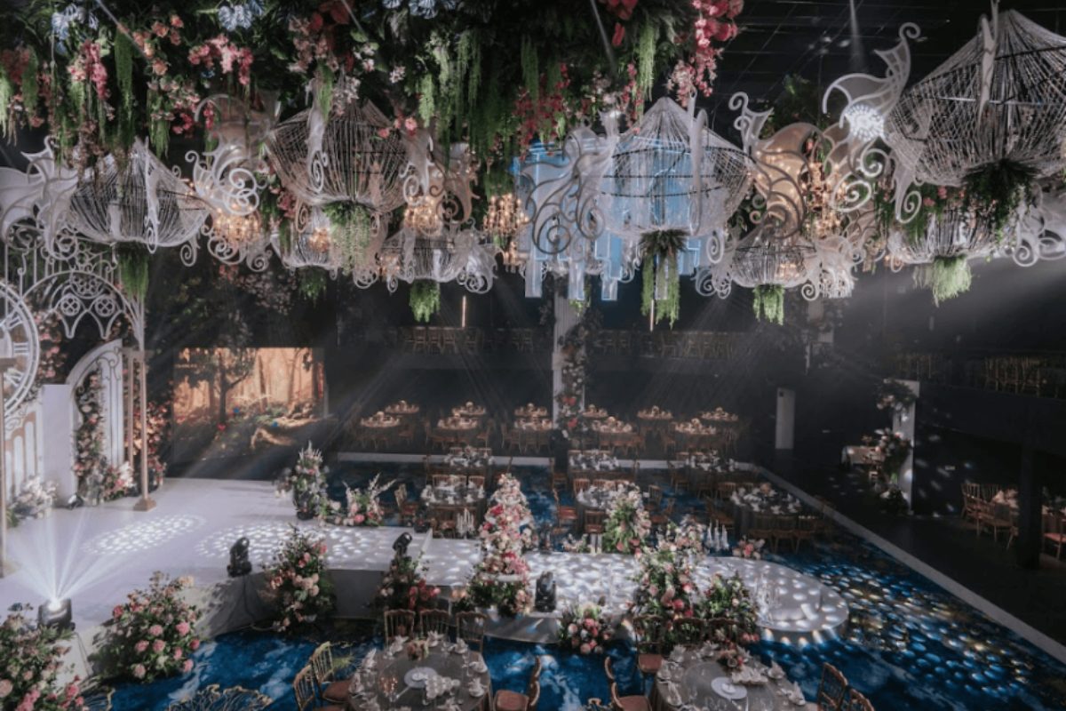 Không gian tiệc cưới sang trọng, với ánh đèn lung linh và bàn tiệc được trang trí đẹp mắt. (Ảnh: Sưu tầm)