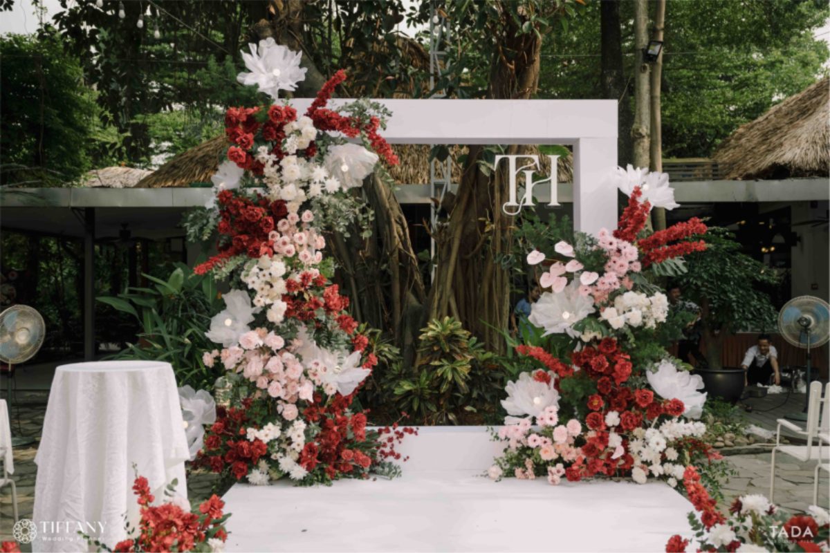 Sân khấu lễ cưới ngoài trời tại Công Viên Nhỏ với backdrop greenery tinh tế. (Ảnh: TIFF.vn)