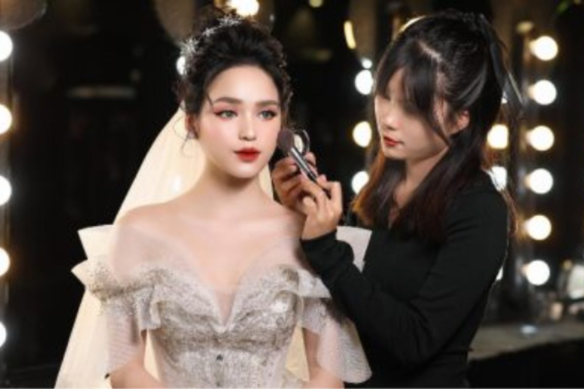 Cô dâu được MUA nổi tiếng tại Hà Nội makeup trong phòng chuẩn bị. (Ảnh:Sưu tầm)