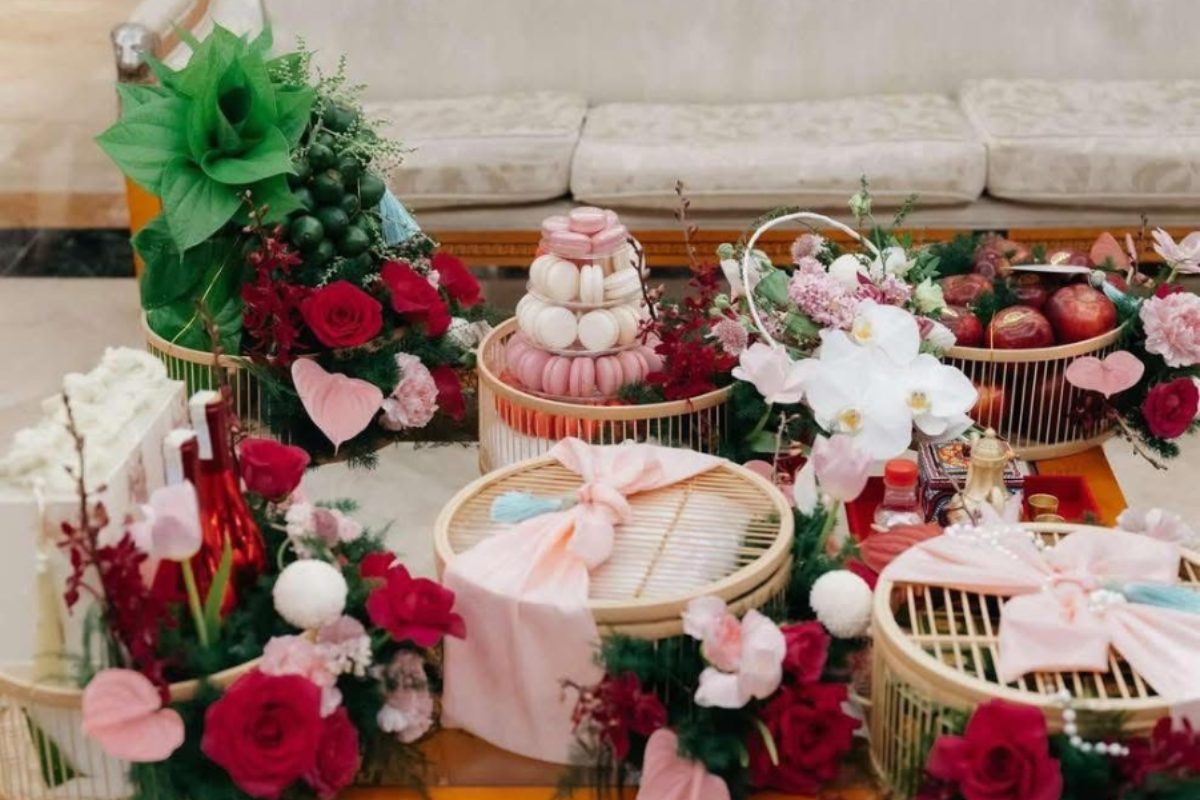 Thiết kế tráp ăn hỏi hồng pastel kết hợp nơ voan và hoa trang trí tinh tế. (Ảnh: Sưu tầm) 