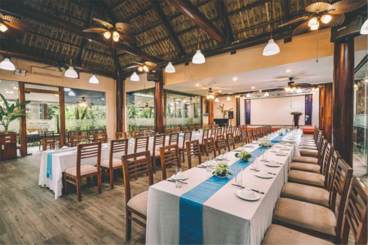 Phòng Phượng Hoàng tại Công Viên Nhỏ với kiến trúc nhà sàn gỗ rộng rãi, phù hợp tiệc cưới ấm cúng. (Ảnh: Sưu tầm)
