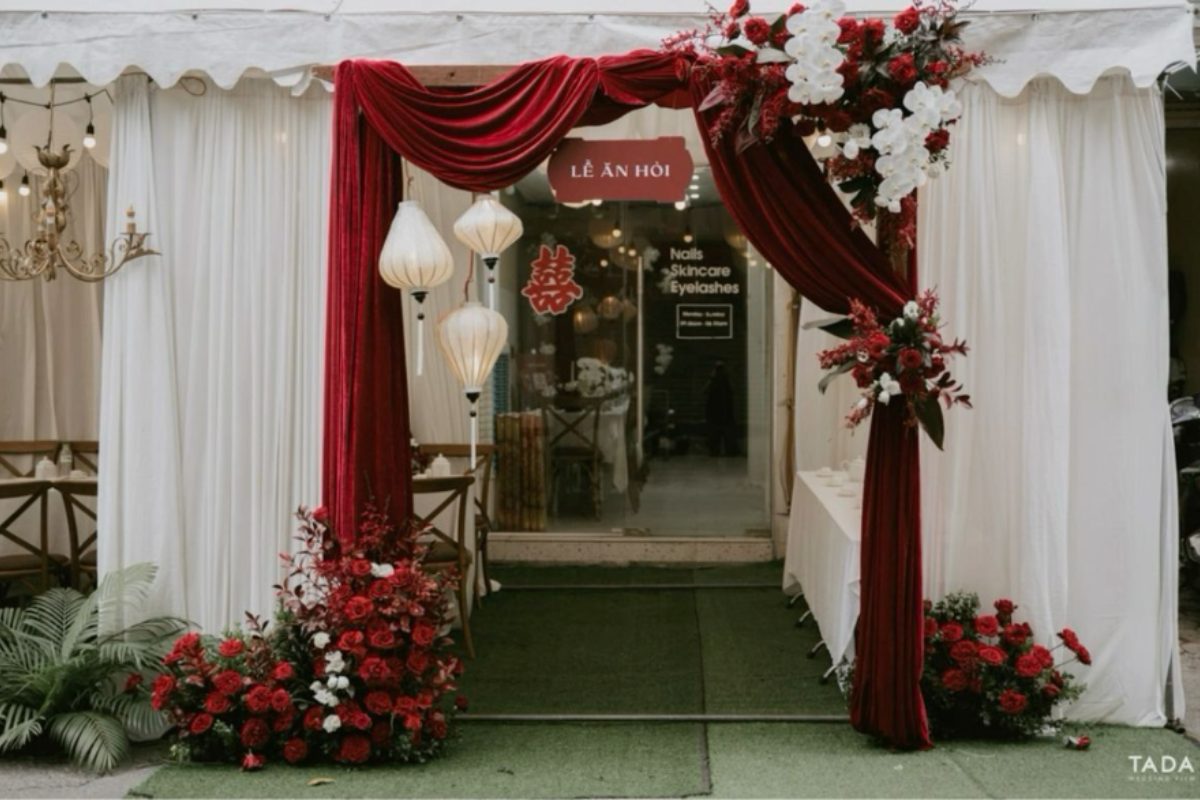 Trang trí rạp cưới màu đỏ trắng tượng trưng cho may mắn, phúc lộc (Ảnh: Sưu tầm) 