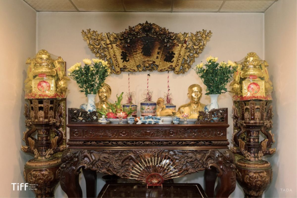 Bàn thờ gia tiên gỗ tự nhiên ngày cưới. (Ảnh: TIFF.vn)