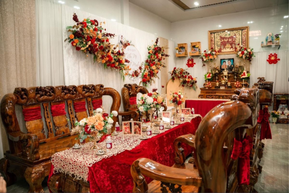 Bàn thờ gia tiên gỗ nâu phong cách vintage. (Ảnh: Sưu tầm) 