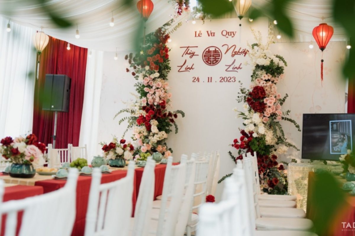 Bên trong không gian rạp cưới màu đỏ - trắng tạo không gian đậm chất truyền thống. (Ảnh: Sưu tầm) 