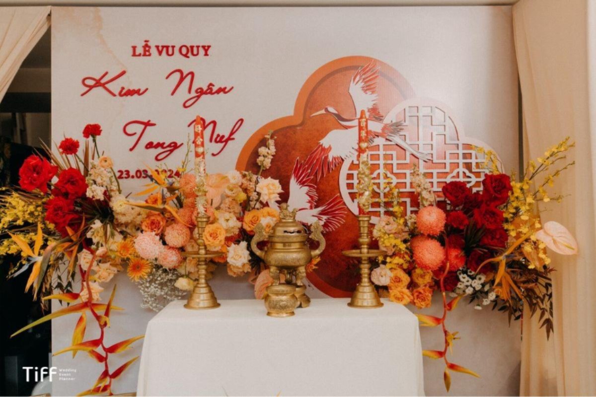 Mẫu trang trí bàn thờ gia tiên đám cưới truyền thống với mâm ngũ quả, hoa thiên điểu, chữ hỷ và bộ tam sự trang nghiêm, chuẩn nghi lễ cưới Việt (Ảnh: TIFF.vn) 