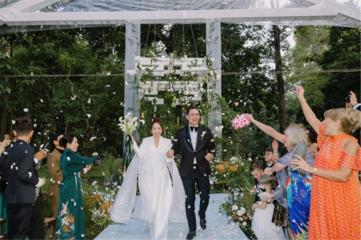 Dinh Độc Lập với thảm cỏ rộng và hàng cây cổ thụ, lý tưởng cho không gian cưới ngoài trời. (Ảnh: Sưu tầm)