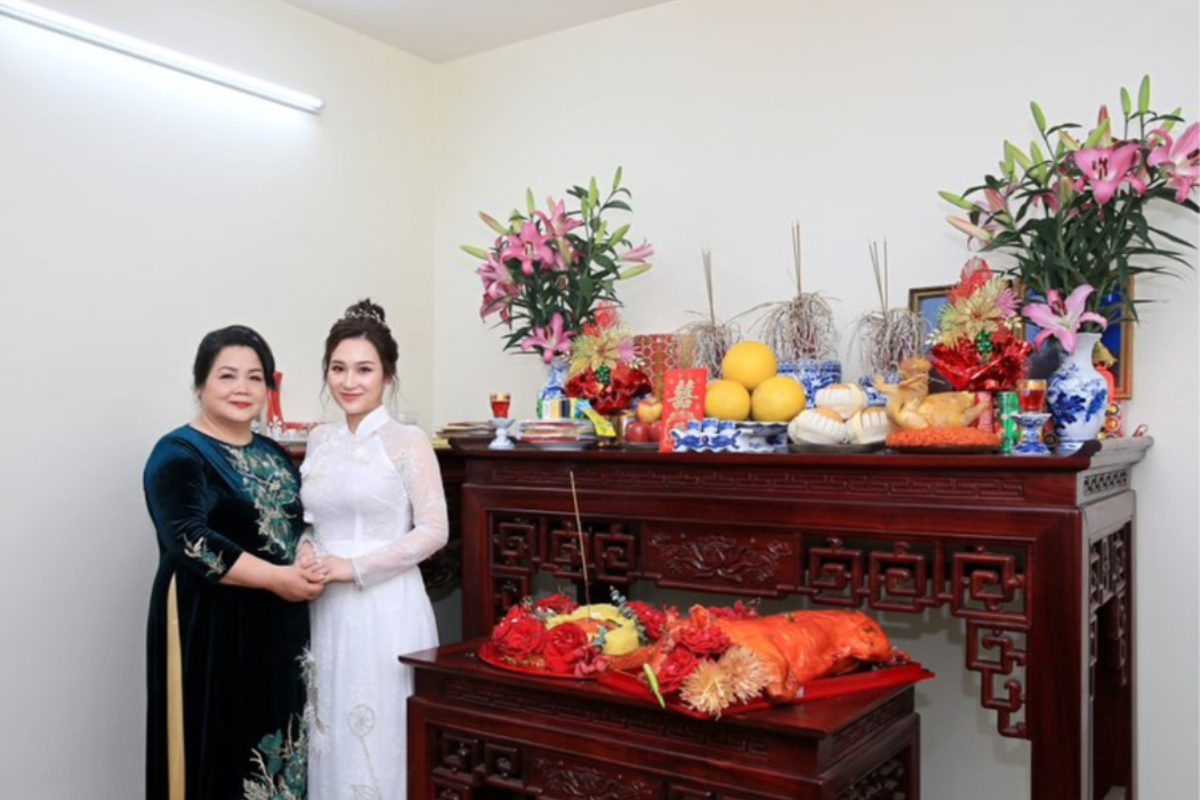 Ảnh bàn thờ gia tiên trang trọng với mâm quả và hoa tươi, thể hiện sự kính trọng tổ tiên trong lễ cưới. (Ảnh: TIFF.vn) 