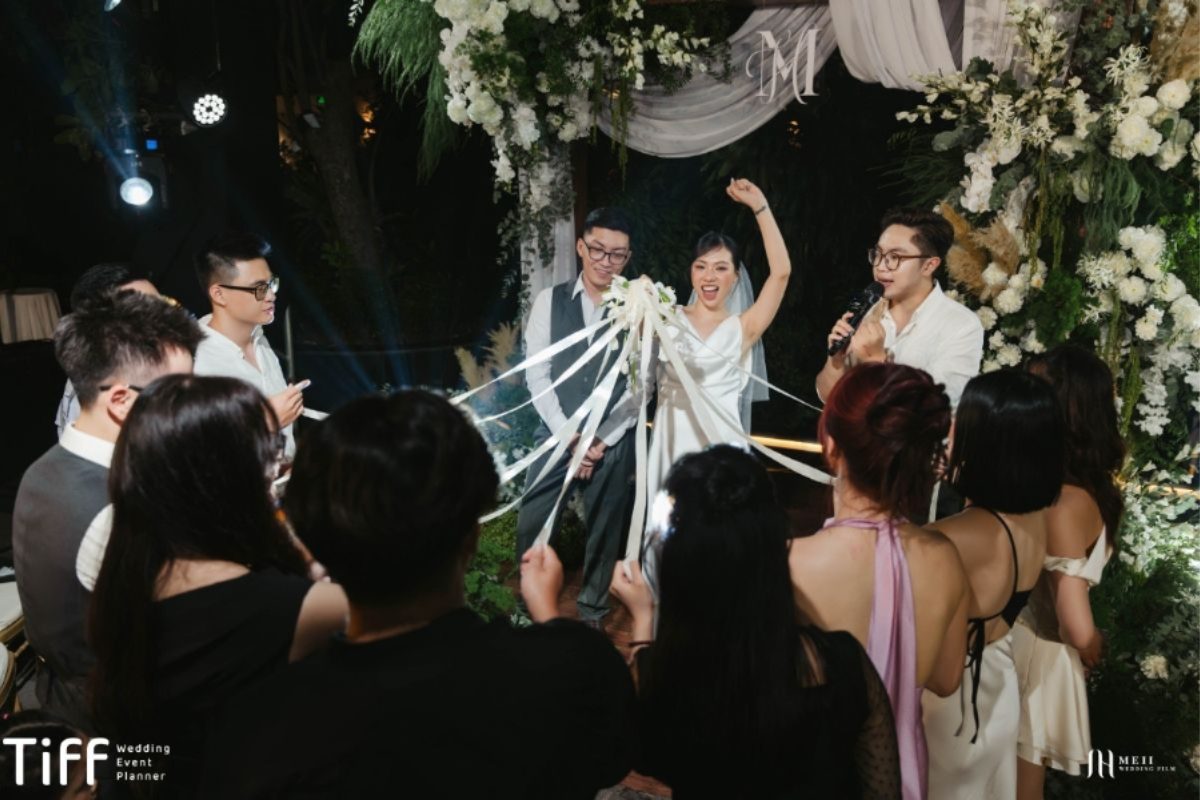 MC dẫn trò chơi, tạo sự tương tác giữa cô dâu chú rể và khách mời, khuấy động không khí tiệc cưới. (Ảnh: TIFF.vn) 