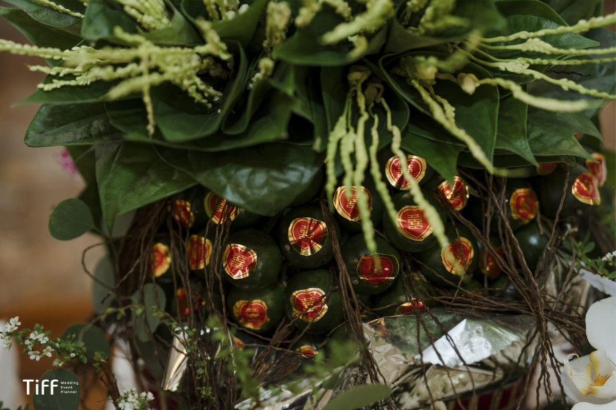 Tráp trầu cau trong bộ tráp ăn hỏi hiện đại, bày trí gọn gàng, lá trầu xanh mướt và cau tươi đủ số lượng theo phong tục. (Ảnh: TIFF.vn) 