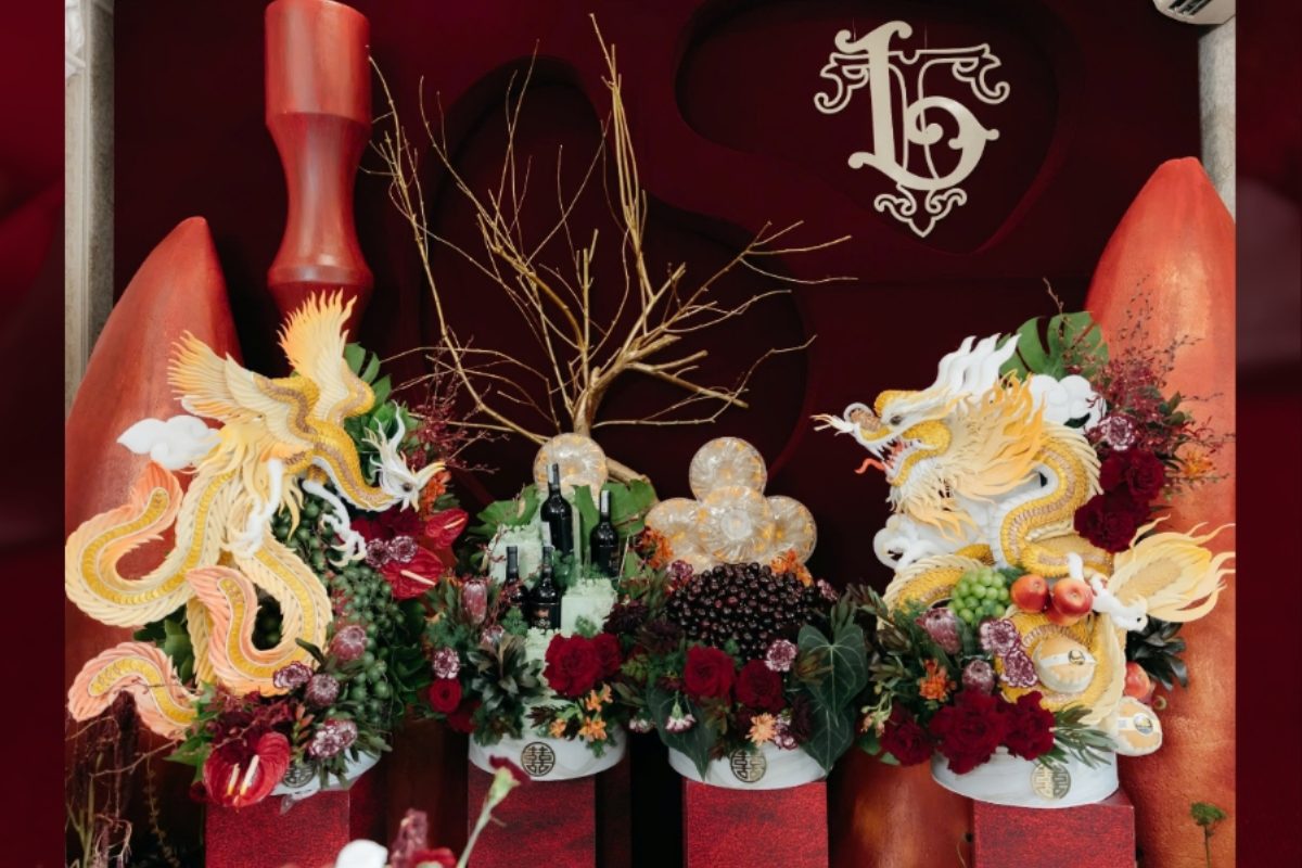 Mâm quả cưới màu đỏ và vàng, kết hợp hài hòa với không gian cưới sang trọng. (Ảnh: TIFF.vn)