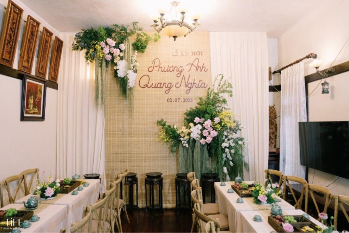 Phông cưới sân khấu chính được thiết kế hài hòa với concept đám cưới, giúp tôn lên cô dâu chú rể và không gian tiệc. (Ảnh: TIFF.vn)