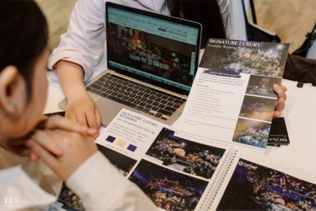 Cặp đôi lên kế hoạch và dự toán chi phí tổ chức đám cưới chi tiết để tối ưu ngân sách nhưng vẫn đảm bảo ngày cưới trọn vẹn (Ảnh: TIFF.vn) 