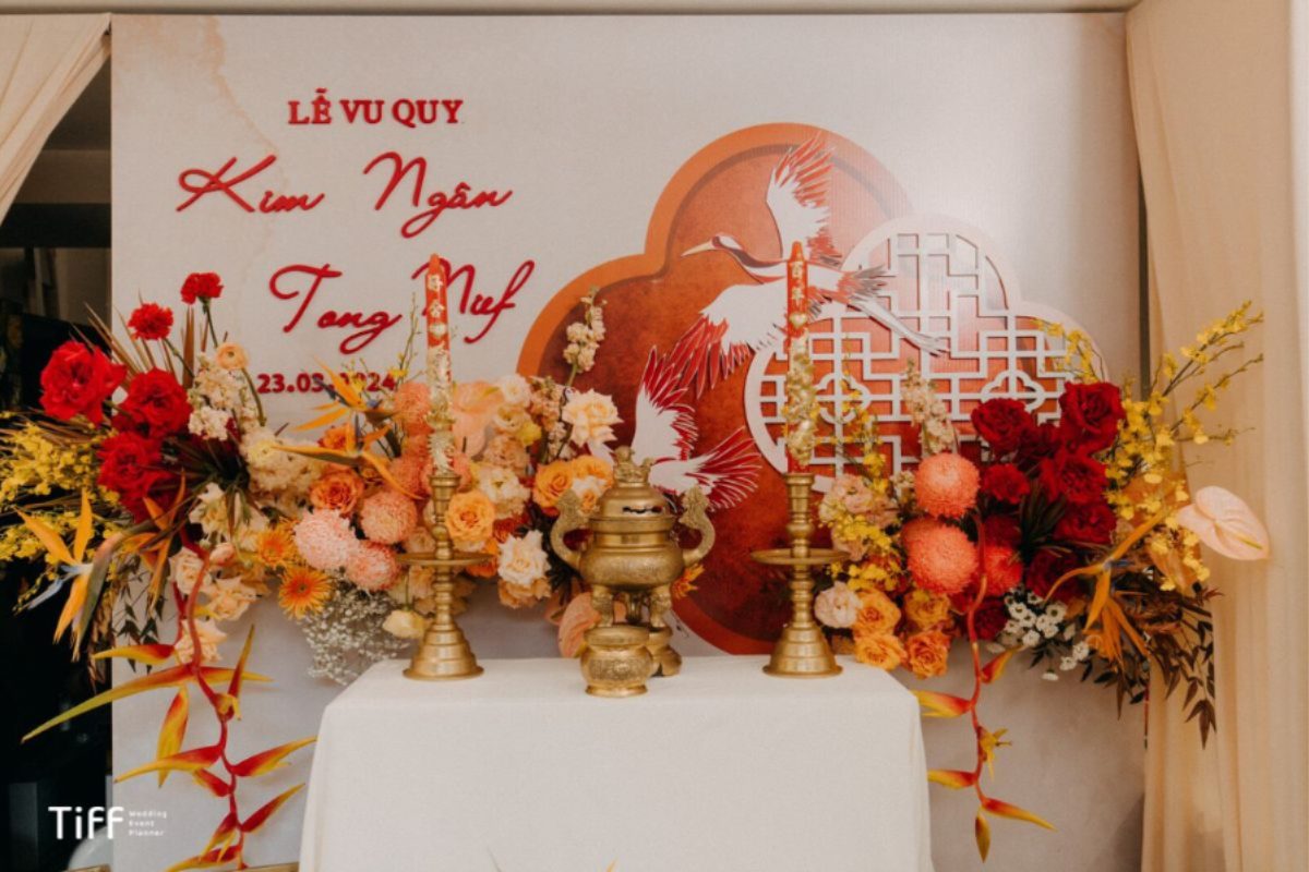 Bàn thờ gia tiên được lau dọn cẩn thận, gọn gàng trong ngày cưới, thể hiện sự tôn kính tổ tiên (Ảnh: TIFF.vn)