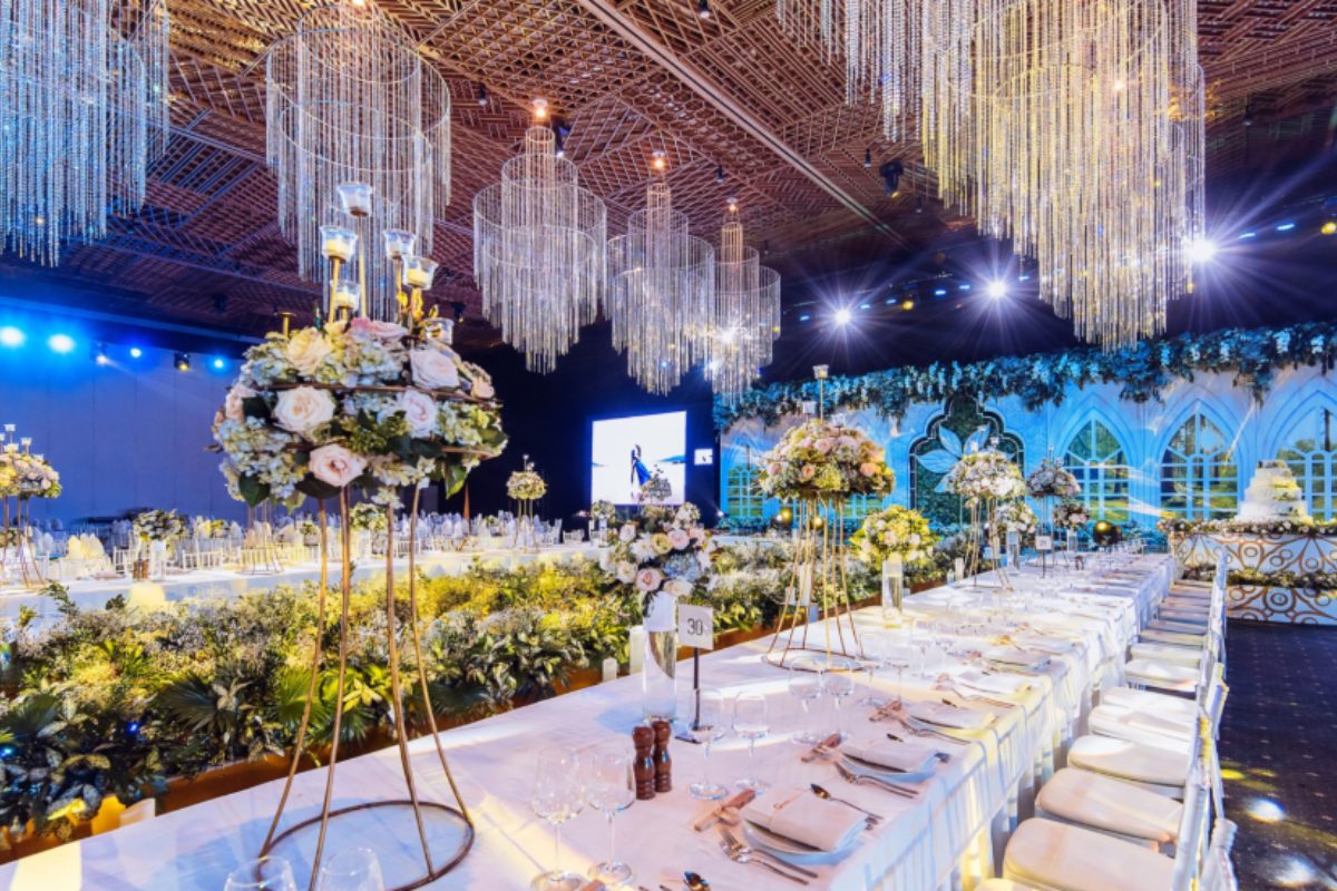 Sân khấu LED hoành tráng với trần cao và ánh sáng nghệ thuật. (Ảnh: Sưu tầm)