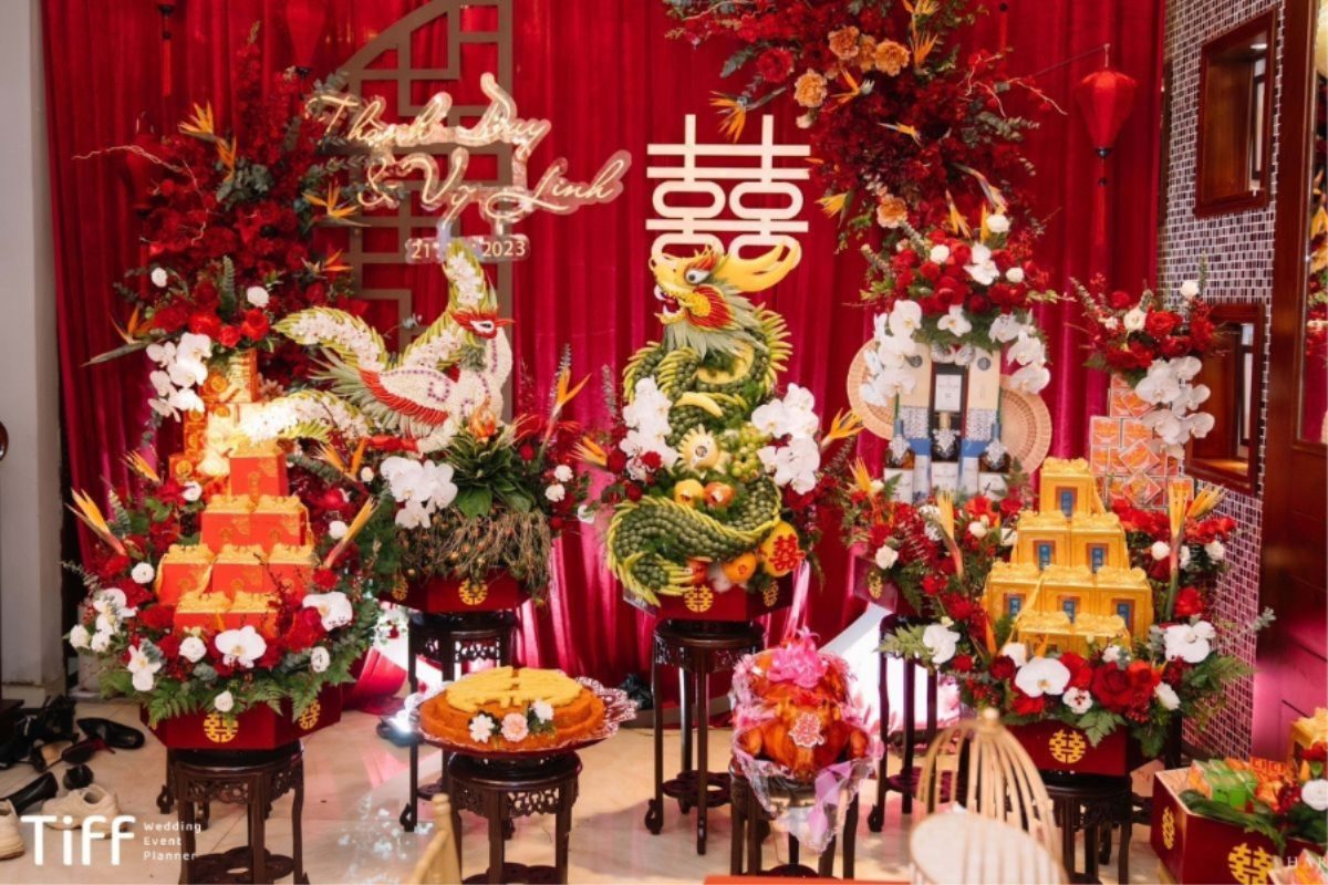 Mâm quả cưới với sắc đỏ và vàng, tượng trưng cho sự may mắn và sung túc. (Ảnh: TIFF.vn) 