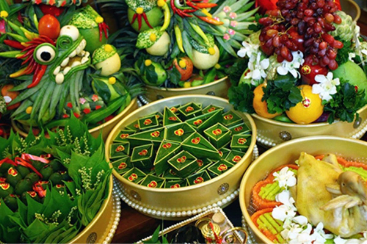 Mẫu mâm quả đám cưới miền Tây truyền thống với trầu cau và trái cây kết rồng phượng. (Ảnh: Sưu tầm) 