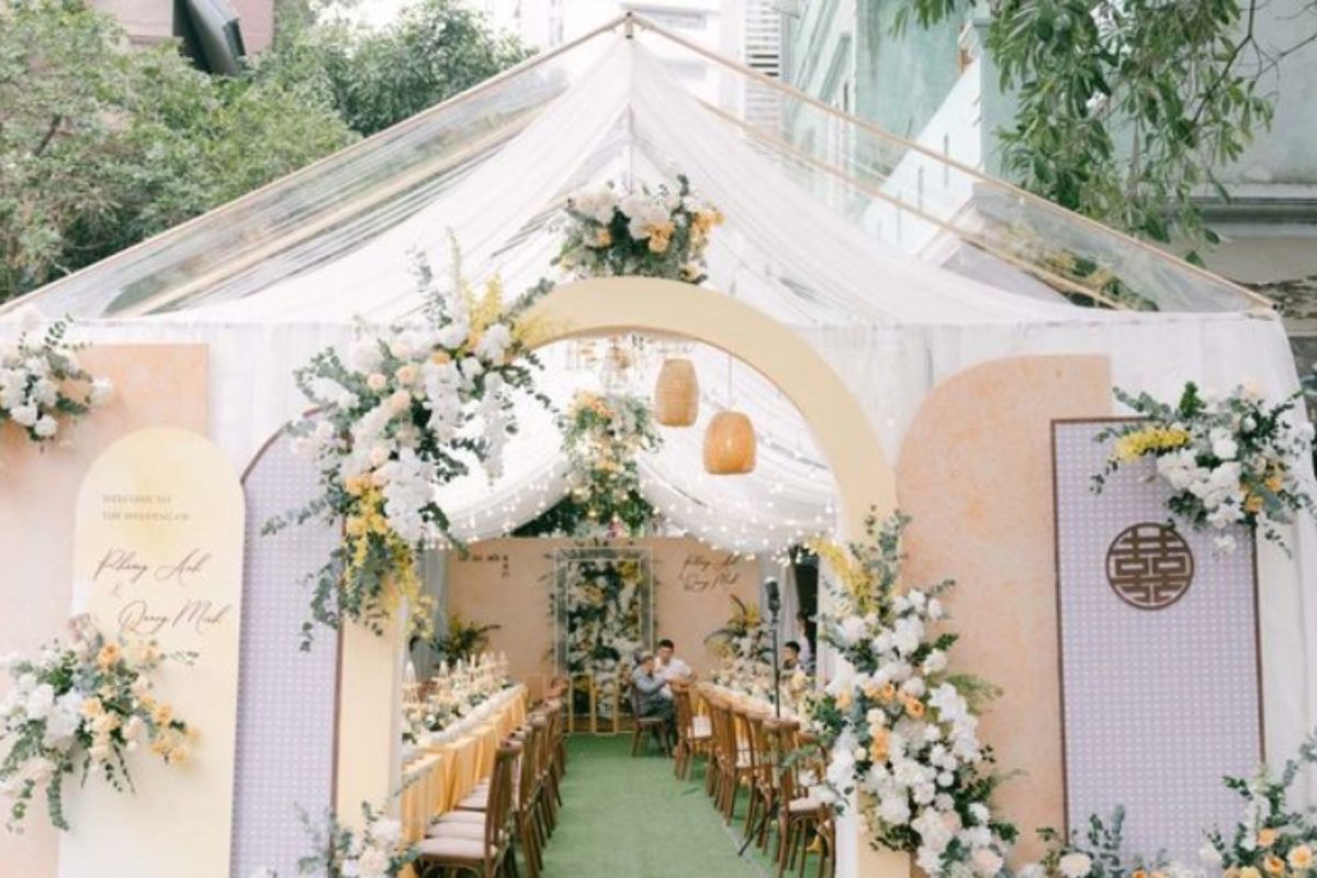 Rạp cưới màu vàng trắng sang trọng và tươi mới (Ảnh: Sưu tầm) 