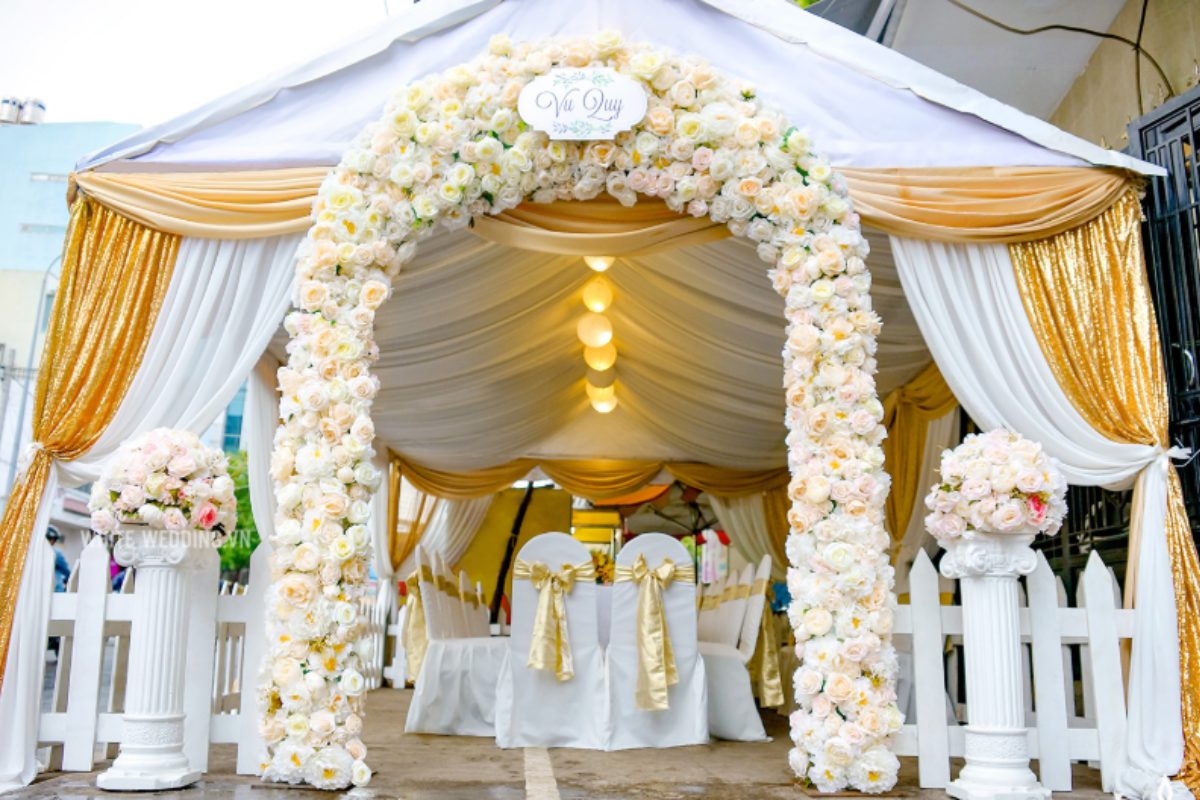 Rạp cưới với tone màu vàng - trắng mang lại không gian sang trọng và tươi mới. (Ảnh: Sưu tầm) 