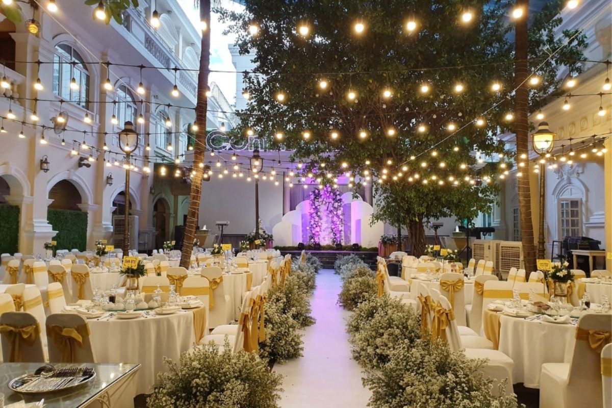Courtyard Continental lung linh với đèn fairy light và bàn dài phong cách châu Âu. (Ảnh: Sưu tầm)