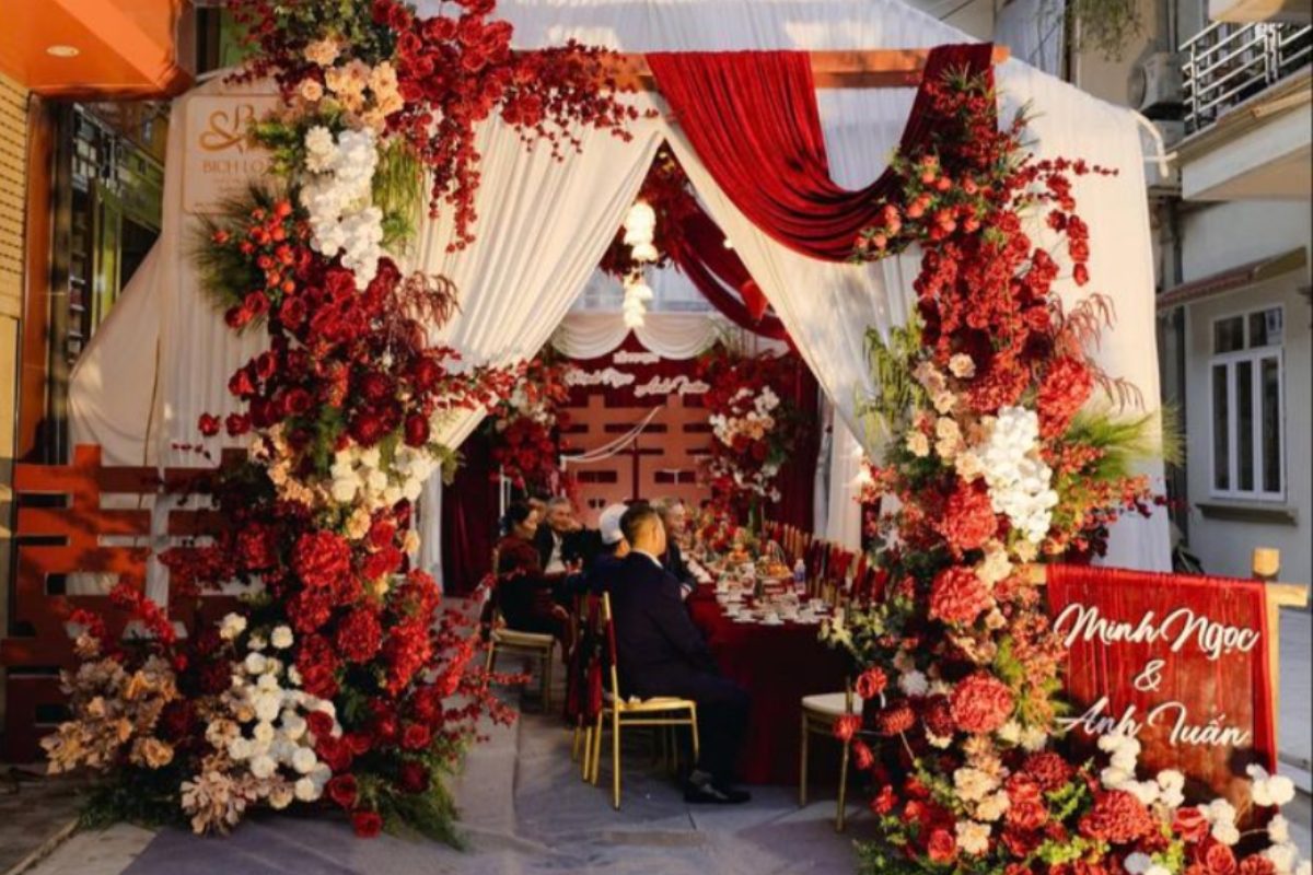 Trang trí rạp cưới minimalism nhẹ nhàng, không cầu kỳ (Ảnh: Sưu tầm) 
