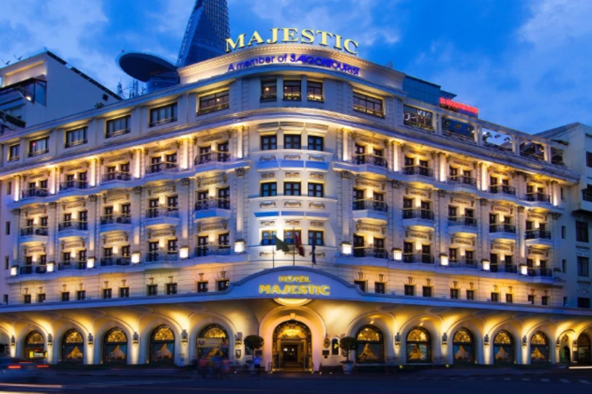 Majestic Saigon với kiến trúc Pháp cổ và rooftop nhìn ra sông Sài Gò. (Ảnh: Sưu tầm)