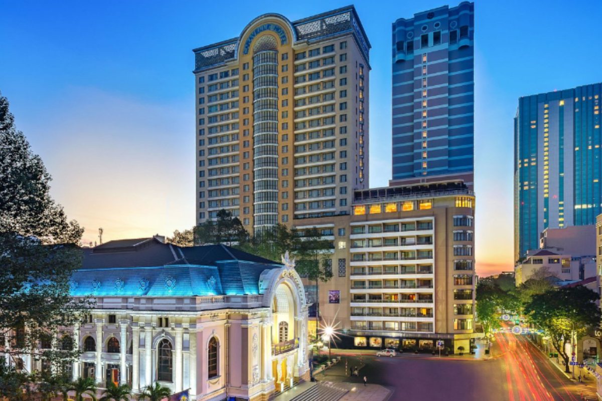 Khách sạn Caravelle Saigon với vị trí vàng ngay trước Nhà hát Thành phố. (Ảnh: Sưu tầm)