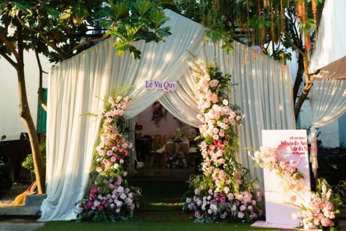 Không gian cưới rustic gần gũi với chất liệu gỗ và hoa thiên nhiên (Ảnh: Sưu tầm)