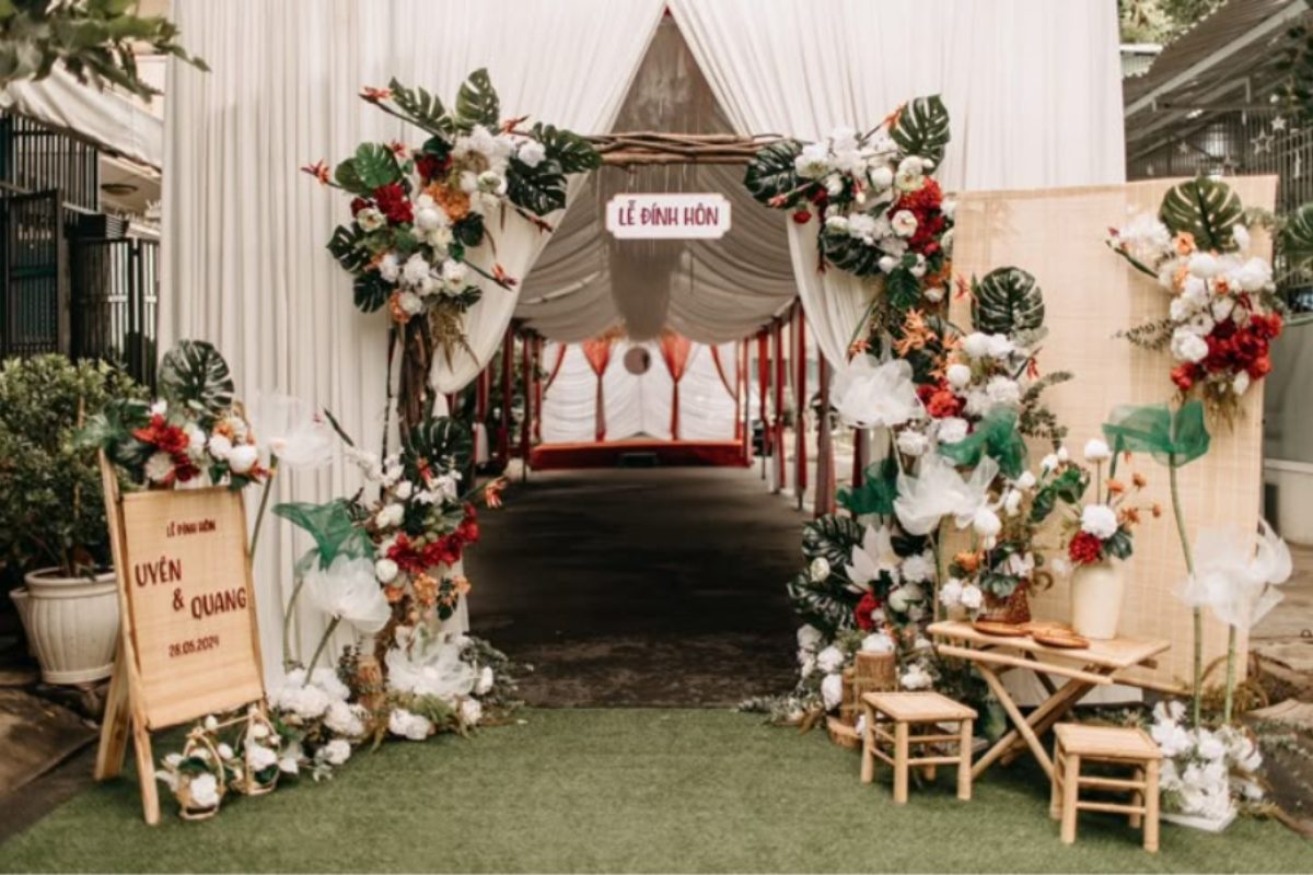 Rạp cưới phong cách rustic với gỗ mộc, hoa tươi. (Ảnh: Sưu tầm) 