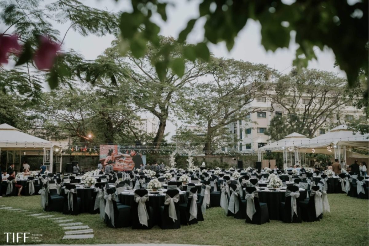 Tiệc cưới ngoài trời tại Nikko Garden với lối đi hoa tinh tế. (Ảnh: TIFF.vn)