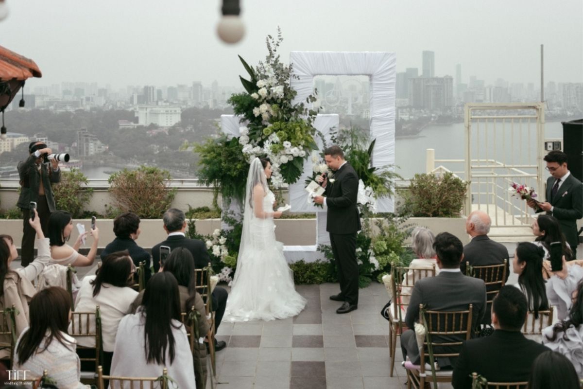 MC mời khách hát góp vui, tạo không khí thân thiện, ấm cúng và gần gũi. (Ảnh: TIFF.vn)