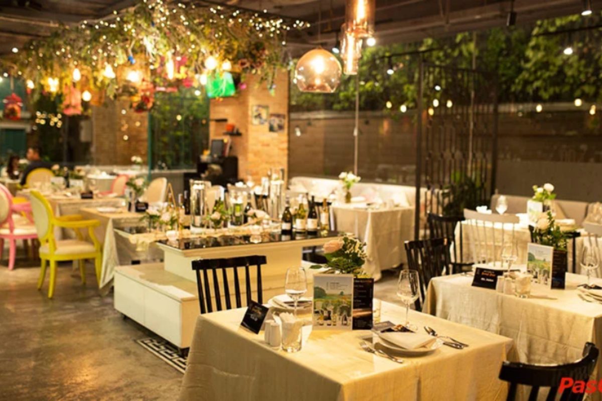 Lễ cưới nhỏ trong không gian nhà kính, ánh sáng tự nhiên tràn vào. (Ảnh: Sưu tầm)