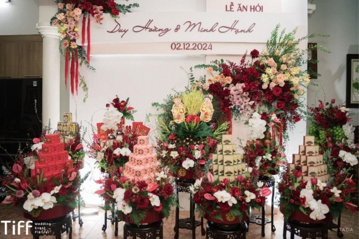 Trình tự lễ mâm quả cưới miền Tây bắt đầu bằng nghi thức trao mâm quả, tạo không khí trang nghiêm cho buổi lễ. (Ảnh: TIFF.vn) 