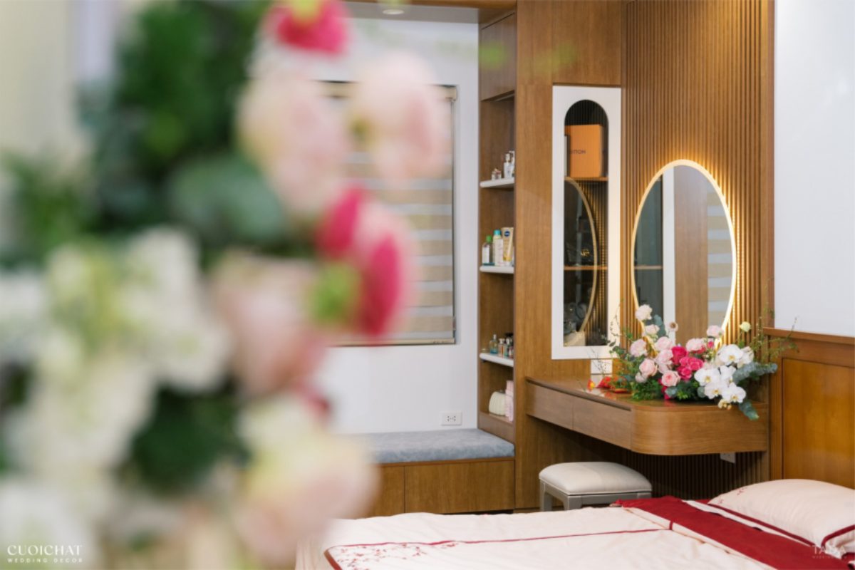 Phòng cưới được trang trí theo phong cách đơn giản với gam màu nhẹ, tạo cảm giác gọn gàng và ấm áp. (Ảnh: TIFF.vn) 