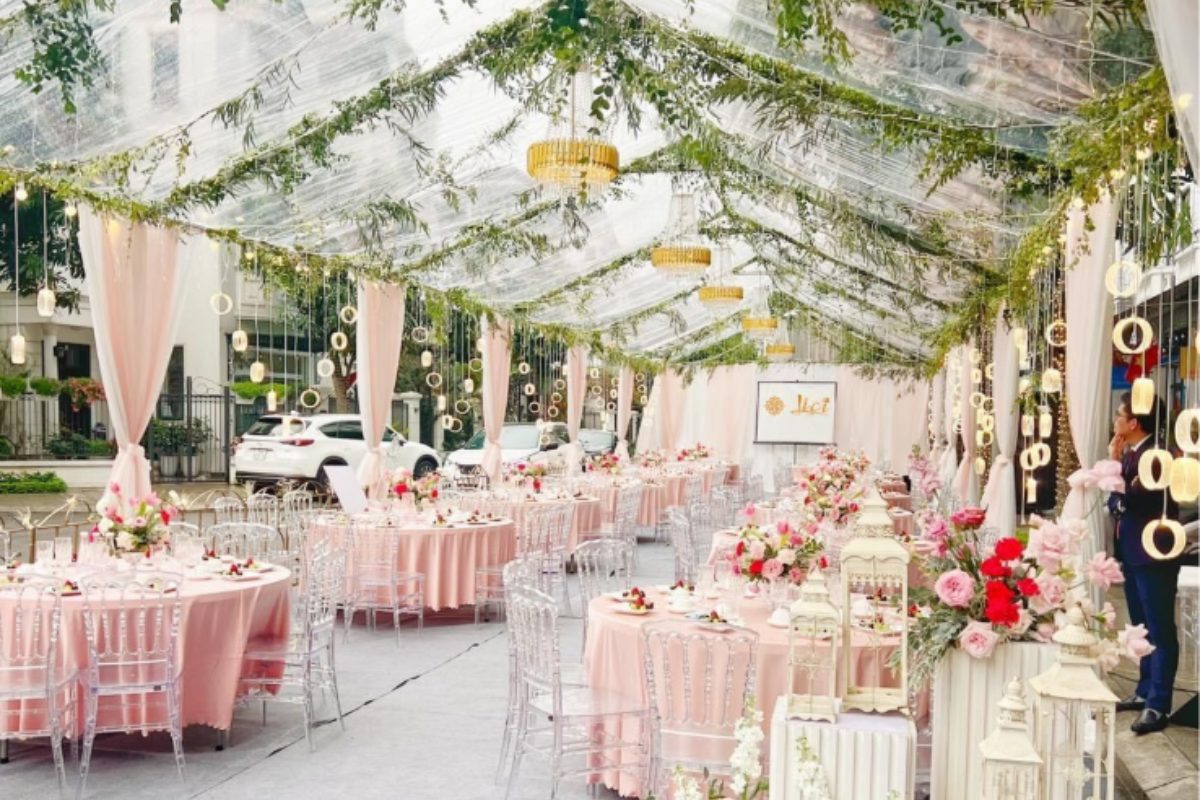 Để sở hữu một mẫu rạp cưới đẹp vừa ấn tượng về thẩm mỹ, vừa không vượt quá ngân sách, các cặp đôi cần chuẩn bị kỹ lưỡng ngay từ đầu. (Ảnh: TIFF.vn)