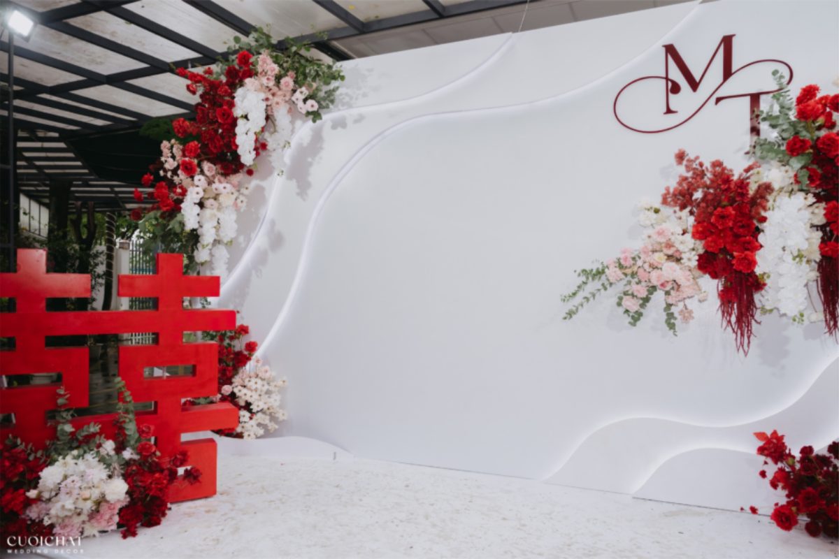 Backdrop chụp ảnh cưới đặt tại khu vực check-in, thiết kế hiện đại và thu hút. (Ảnh: TIFF.vn)