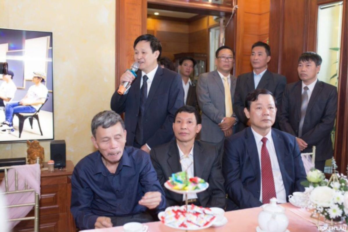 Khoảnh khắc đại diện nhà gái phát biểu trao dâu trang trọng trong lễ cưới truyền thống, thể hiện sự gửi gắm và chúc phúc cho cô dâu chú rể. (Ảnh: TIFF.vn) 