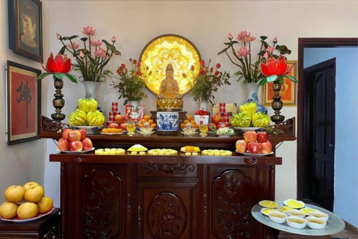 Bát hương, chân nhang và đèn thờ được lau dọn sạch sẽ. (Ảnh: Sưu tầm)