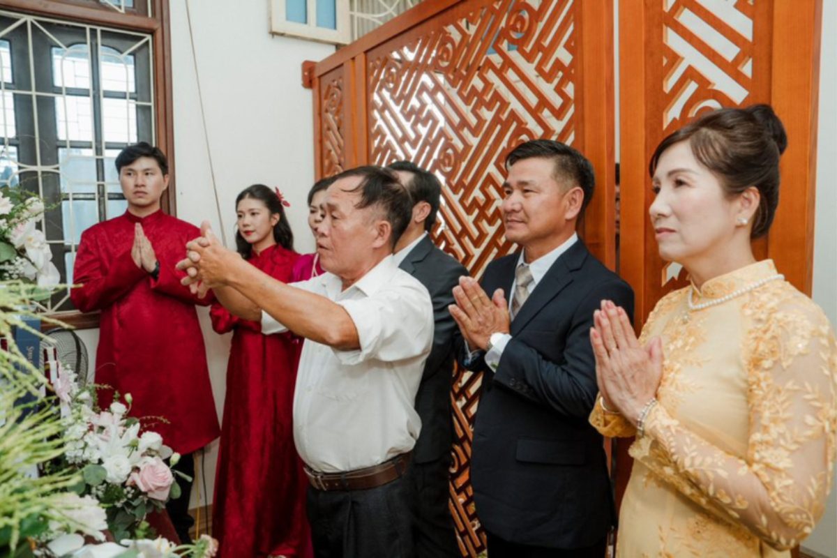 Giọng đọc và thái độ đúng khi đọc văn khấn gia tiên ngày cưới. (Ảnh: TIFF.vn)