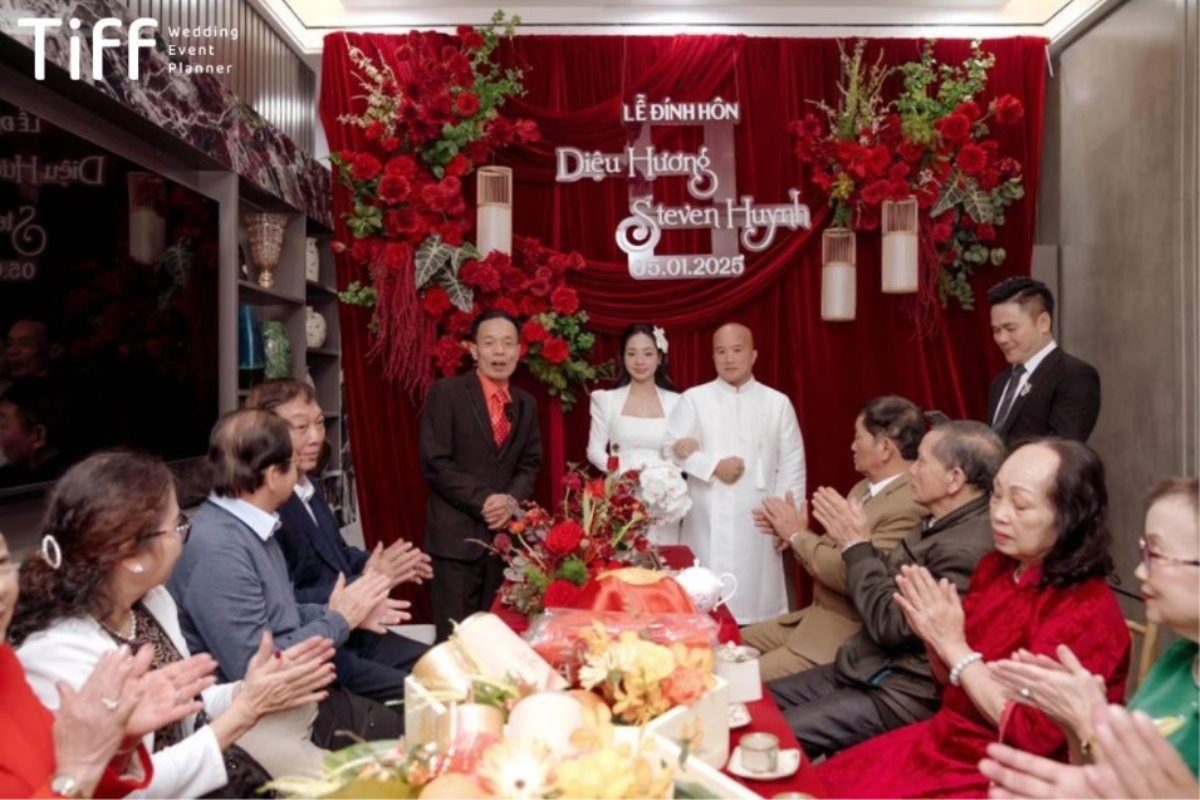 Mỗi yếu tố trong trang trí lễ gia tiên đều mang một ý nghĩa tâm linh, giúp tạo nên không khí trang nghiêm, tôn vinh tổ tiên và cầu phúc cho đôi uyên ương. (Ảnh: TIFF.vn) 